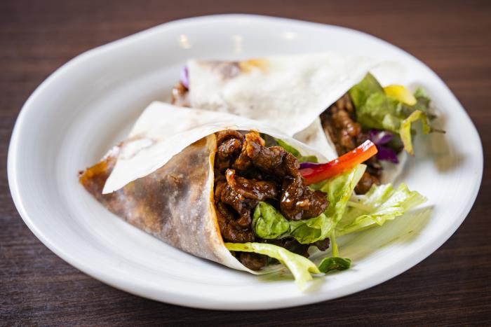 伊万里牛のピリ辛味噌炒め クレープ包み